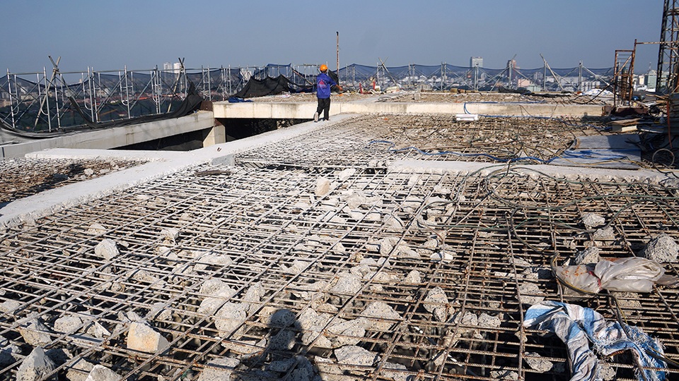 Toàn bộ bê tông sàn mái tầng 19 đã được phá dỡ.