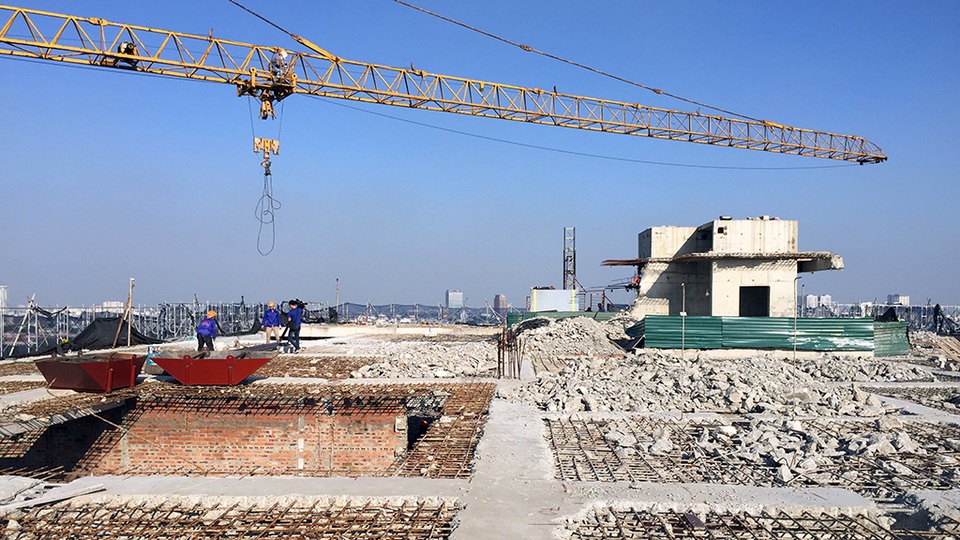 Toàn bộ phế liệu, đặc biệt là các dầm, cột bê tông sau khi cắt phá sẽ được vận chuyển xuống dưới bằng cẩu trục tháp.