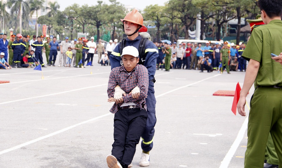 Giải cứu nạn nhân mắc kẹt.