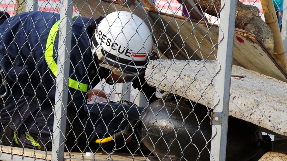 Khi tiếp cận được nạn nhân, chiến sĩ cứu hộ sẽ vừa cố định vết thương của nạn nhân, vừa an ủi, đồng thời dùng dụng cụ nâng tấm bê tông đè lên người, giải cứu nạn nhân.