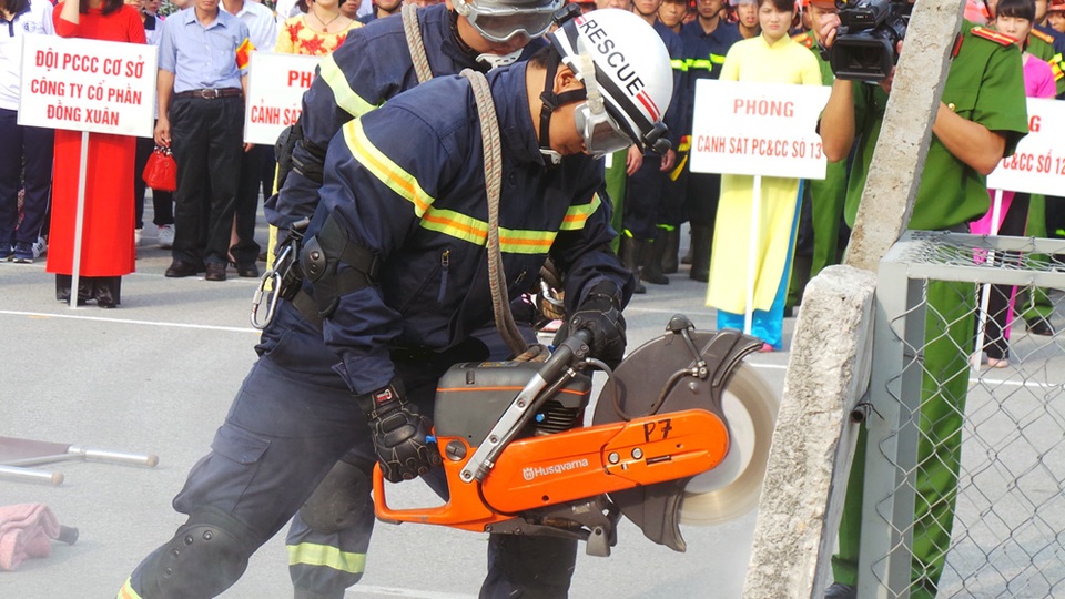 Sau khi dùng camera dò tìm chính xác vị trí nạn nhân, các chiến sĩ tiến hành mở đường đến chỗ nạn nhân. Hàng loạt máy móc hiện đại được sử dụng như máy cắt phá bê tông, máy bắn cắt kim loại...