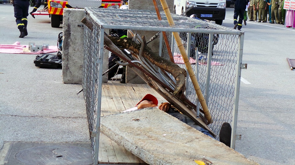 Cũng trong hội thao, tình huống cứu nạn được đặt ra. Nạn nhân mắc kẹt trong đống đổ nát.