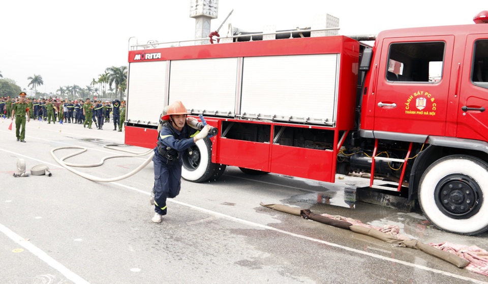 Lực lượng chữa cháy chuyên nghiệp tham gia nội dung thi: phá khóa, kéo vòi phun nước, cứu nạn nhân mắc kẹt.