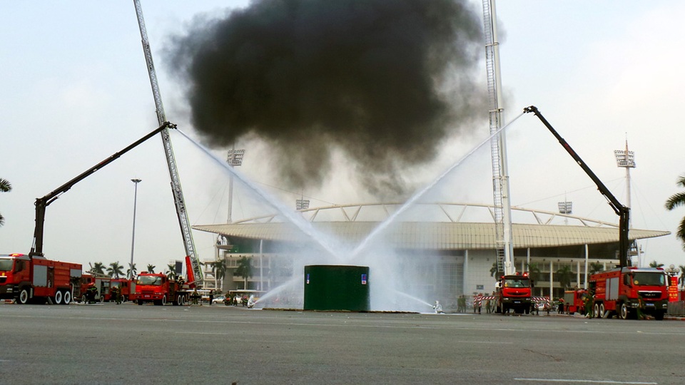 Chỉ trong thời gian ngắn, xe chữa cháy cần vươn phối hợp với các cán bộ chiến sĩ dập tắt đám cháy, làm mát kho chứa xăng.