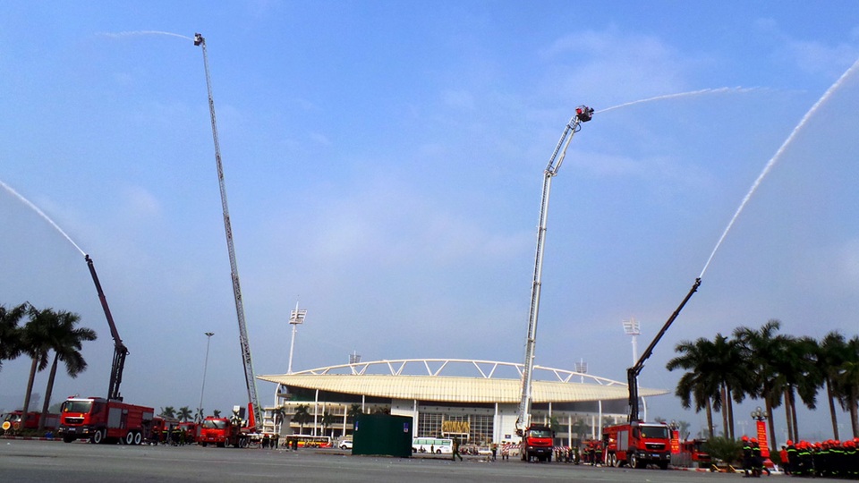 Xe chữa cháy cần vươn và xe thang chữa cháy 32 mét phô trương sức mạnh.