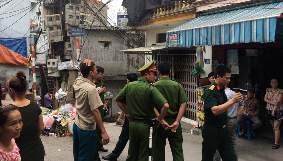 Hà Nội: Hốt hoảng phát hiện vật nghi mìn tự chế trong ngách nhỏ - 1 Công an, quân đội có mặt, xem xét sự việc.