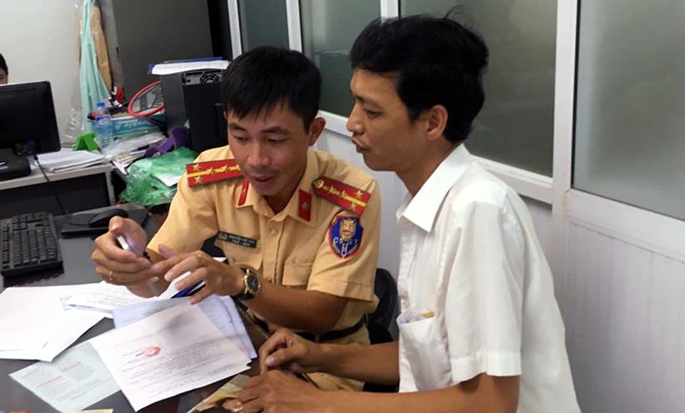 Hà Nội: Phạt nguội nhiều ô tô cố tình đi ngược chiều trên cầu vượt - 2
Tài xế xe vi phạm được xem lại hình ảnh vi phạm của mình.