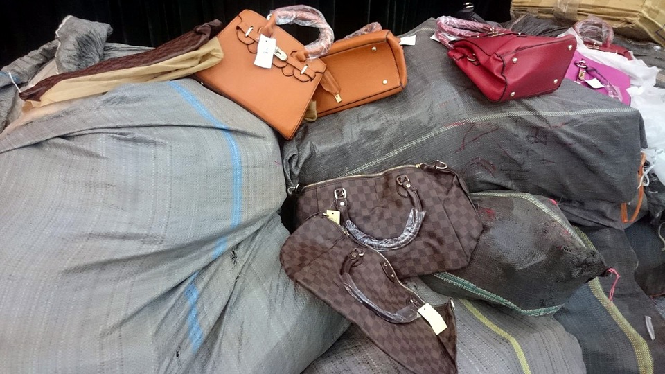 Hơn 2.000 sản phẩm Dior, Hermes, Louis Vuitton “nhái” bị tiêu hủy - 2
