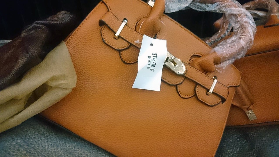 Hơn 2.000 sản phẩm Dior, Hermes, Louis Vuitton “nhái” bị tiêu hủy - 3
