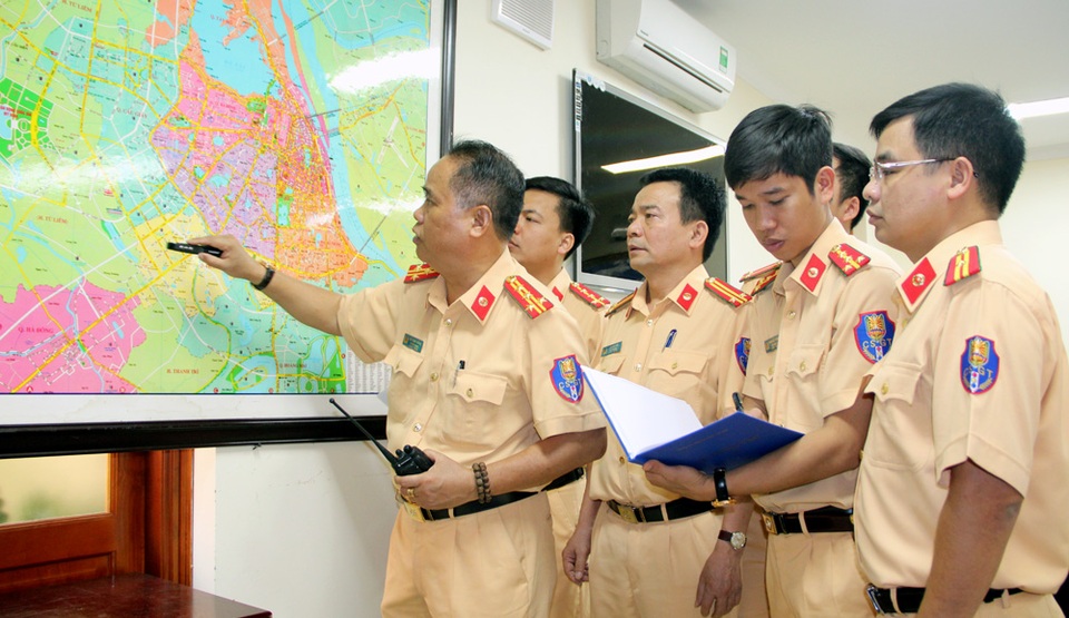 Hà Nội phân luồng giao thông phục vụ 3 Hội nghị quốc tế - 1 Phòng CSGT - CATP Hà Nội triển khai kế hoạch phân luồng giao thông phục vụ 3 Hội nghị quốc tế diễn ra tại Hà Nội.