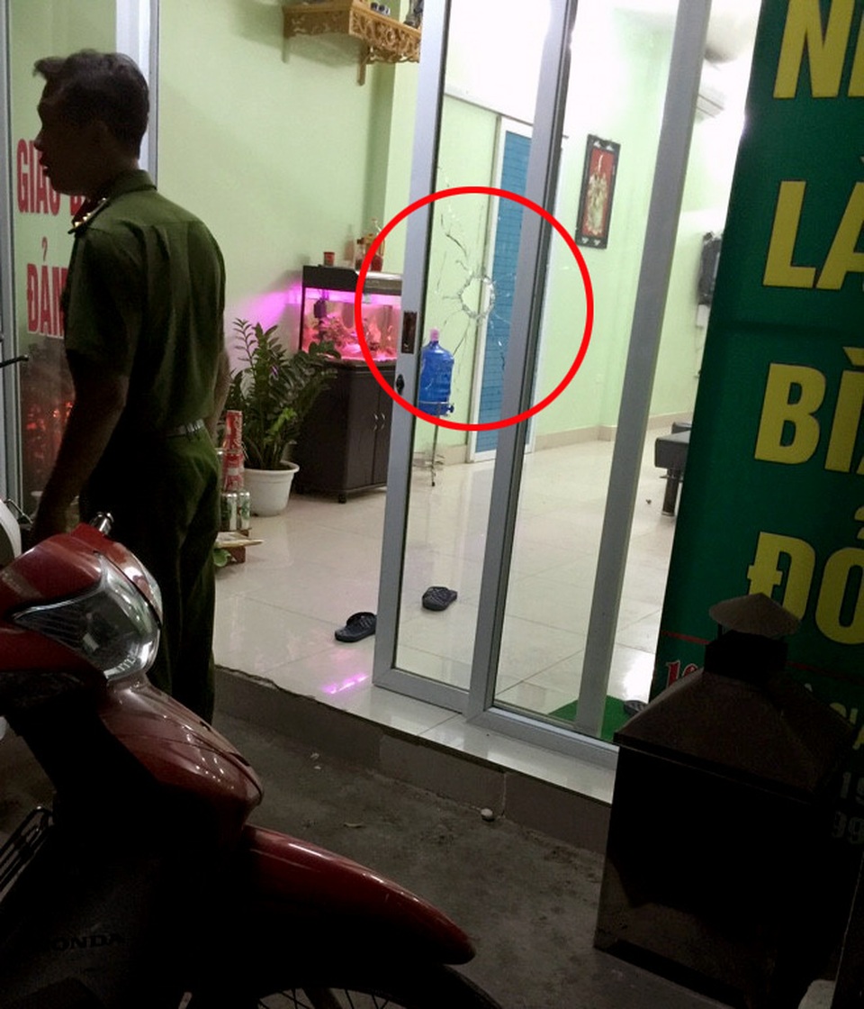 Hà Nội: Đối tượng nổ súng vào tiệm cầm đồ sa lưới - 1 Cửa kính của tiệm cầm đồ bị bắn thủng.