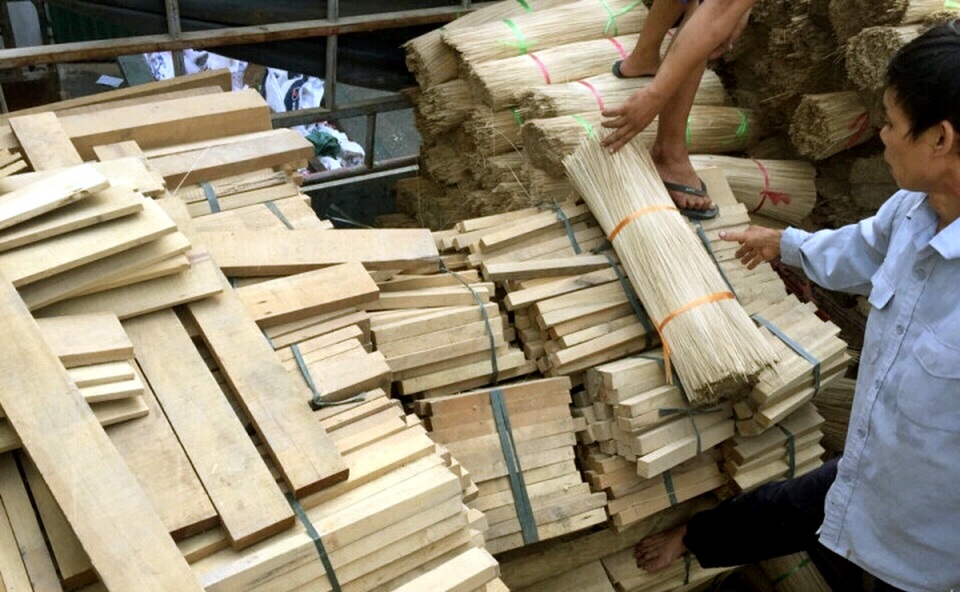Hà Nội: CSGT bắt xe tải chở 10 tấn gỗ lậu làm tăm tre trong đêm - 2 Tài xế xe tải không xuất trình được giấy tờ chứng minh nguồn gốc số gỗ trên xe.