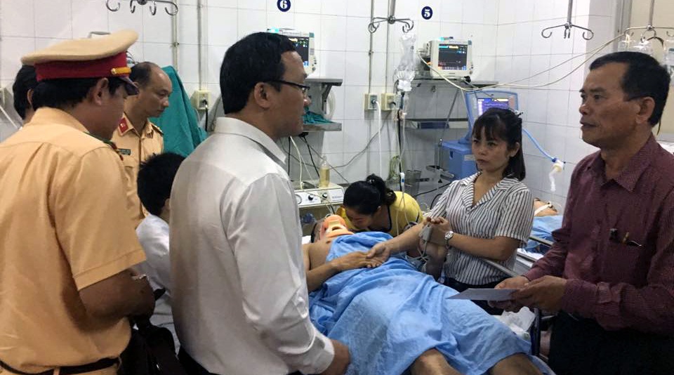 Danh tính nạn nhân vụ tàu hỏa tông ô tô khiến 7 người thương vong - 2 Ông Khuất Việt Hùng- Phó Chủ tịch Chuyên trách Uỷ ban An toàn giao thông Quốc gia - thăm hỏi, động viên gia đình các nạn nhân.