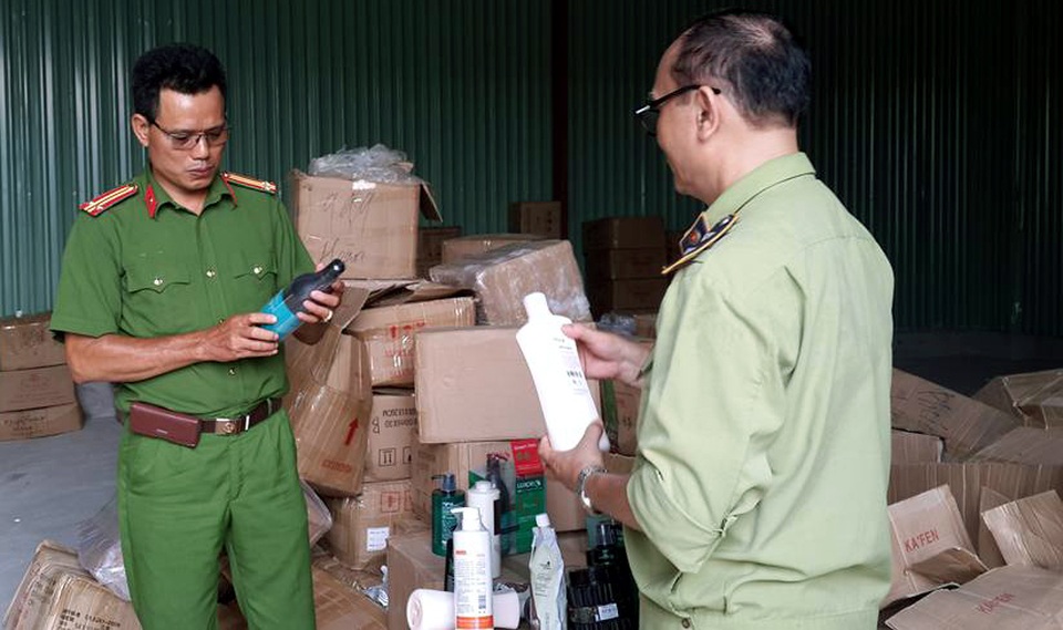 Hà Nội: Thu giữ hàng nghìn chai mỹ phẩm Trung Quốc gắn mác “hàng hiệu” - 1 Lực lượng liên ngành kiểm tra số hàng hóa thu giữ.