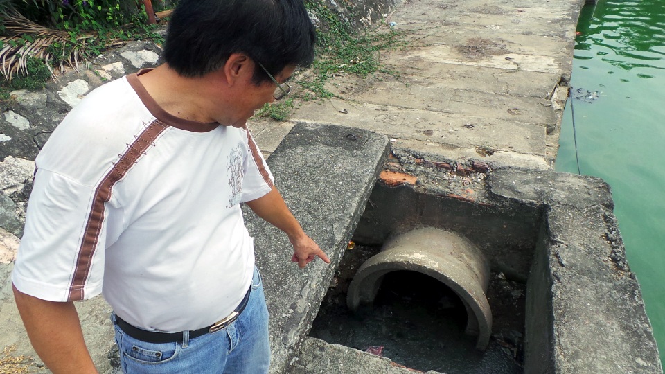 Hà Nội: Dân khốn khổ vì hồ Văn Quán bị “bức tử” - 4 Hệ thống cống thoát nước thải bị tắc nghẽn.