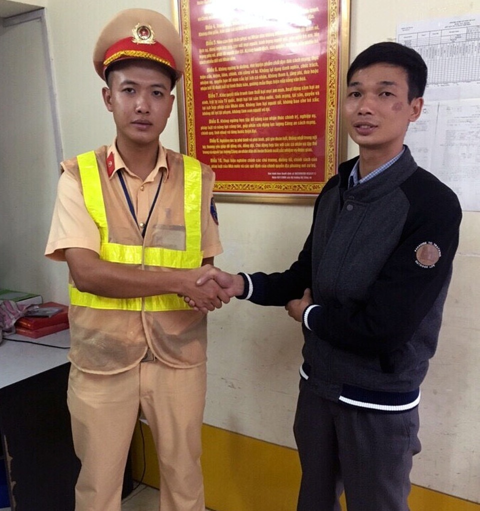 Anh Hoàn cảm ơn các chiến sĩ Đội CSGT số 3 đã hết mình vì nhân dân phục vụ.