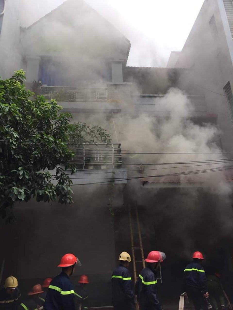 Hà Nội: Khói đen mù mịt bao trùm căn nhà 2 tầng - 1 Khói đen mù mịt bao trùm căn nhà khiến người dân hoảng loạn.