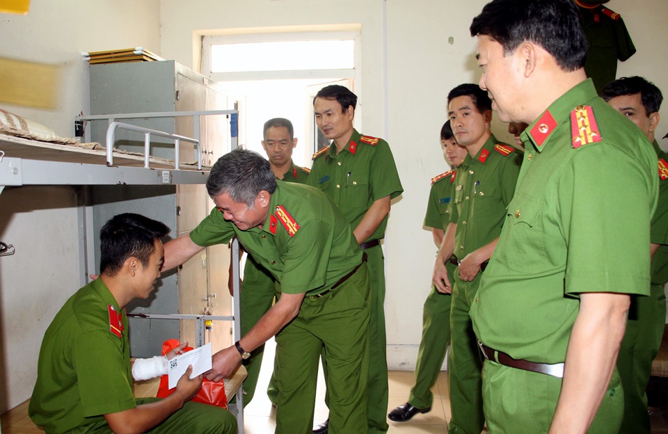 Hà Nội: Khởi tố vụ cháy quán karaoke khiến 13 người tử vong - 2 Lãnh đạo UBND TP Hà Nội và lãnh đạo Cảnh sát PCCC Hà Nội thăm hỏi, động viên 2 chiến sĩ bị thương trong quá trình chữa cháy.