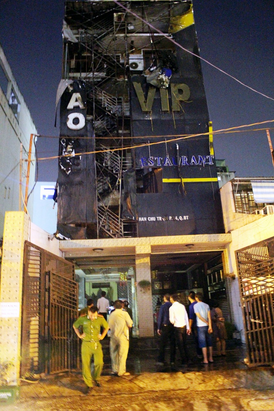 Rùng mình trước hàng loạt vụ cháy lớn tại quán karaoke - 2 Hình ảnh tan hoang trong vụ cháy quán karaoke VIP (quận Bình Thạnh, TPHCM) ngày 25/1.