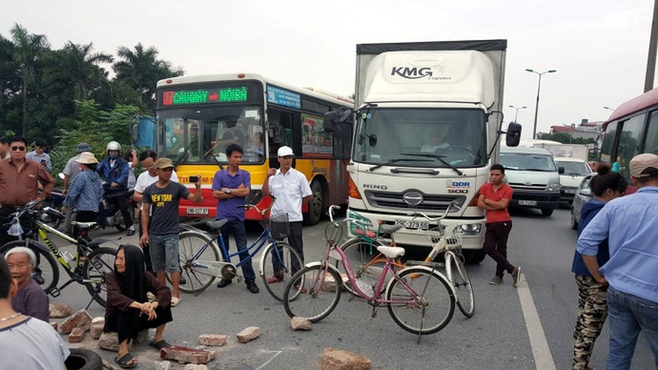 Ùn tắc nghiêm trọng vì dân chặn đường lên sân bay Nội Bài - 1 Người dân chặn toàn bộ một chiều đường khiến giao thông ùn tắc nghiêm trọng. (Ảnh: CTV)