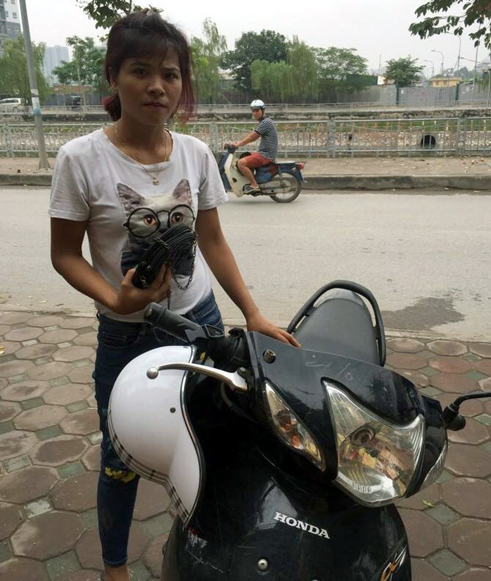 Chị Trinh và chiếc xe máy suýt bị mất cắp.