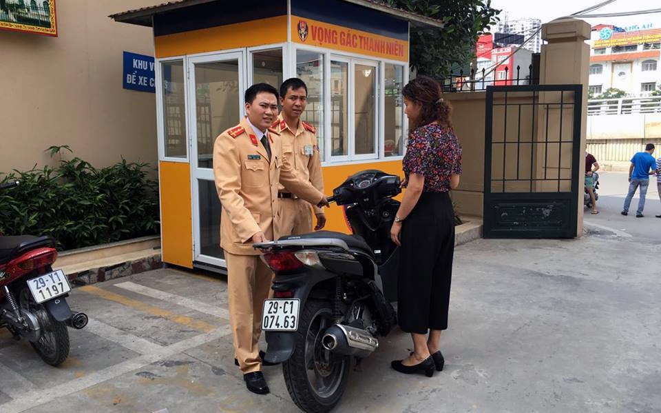 Hà Nội: Tìm chủ nhân chiếc xe SH bị bỏ lại trên đường - 1 Chị Hiền đến trụ sở Đội CSGT số 3 nhận lại chiếc xe bỏ lại tối hôm trước.