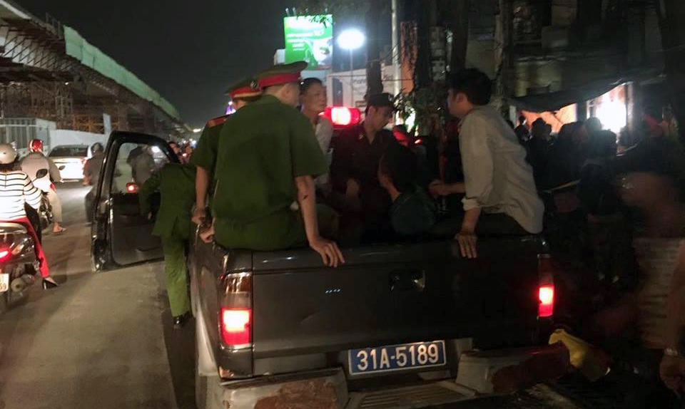 Say rượu, tấn công cảnh sát cơ động trong chốt 141 - 3 Công an quận Hai Bà Trưng áp giải Bảo về trụ sở.