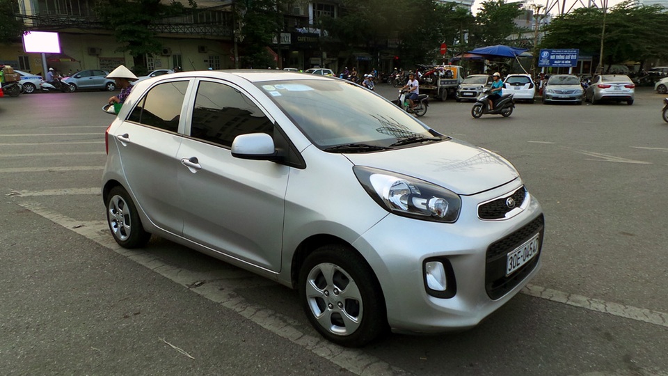 Đi ô tô vi phạm giao thông, xuất trình bằng lái… xe máy rồi bỏ chạy - 2 Điều khiển ô tô vi phạm giao thông nhưng Đức Anh chỉ xuất trình bằng lái xe máy rồi bỏ chạy.