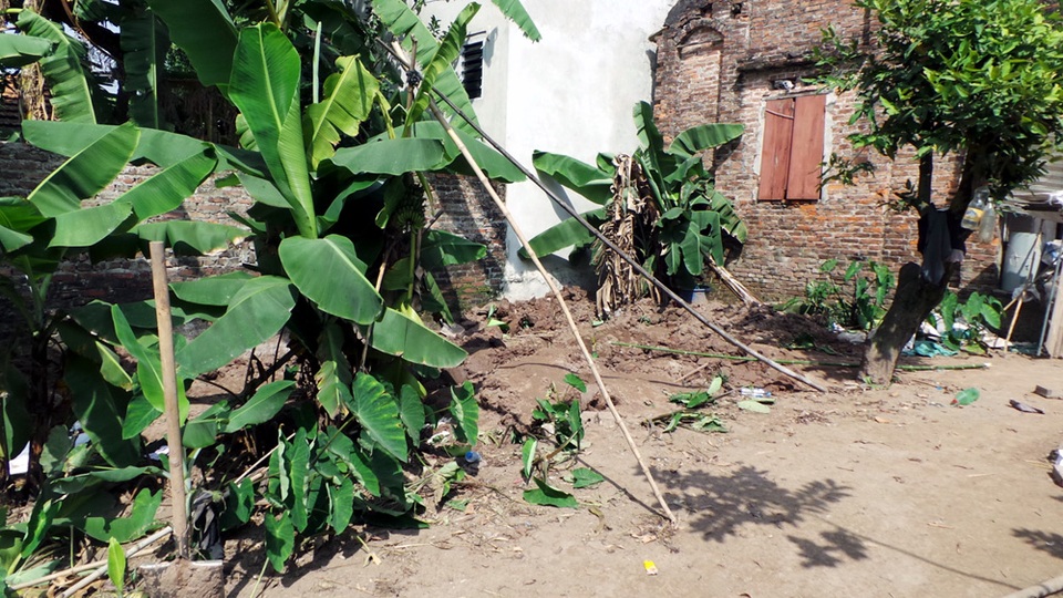 Khu vực Hùng khai chôn giấu thi thể hai cháu bé nằm ngay sát căn nhà cấp 4 của gia đình Hùng.