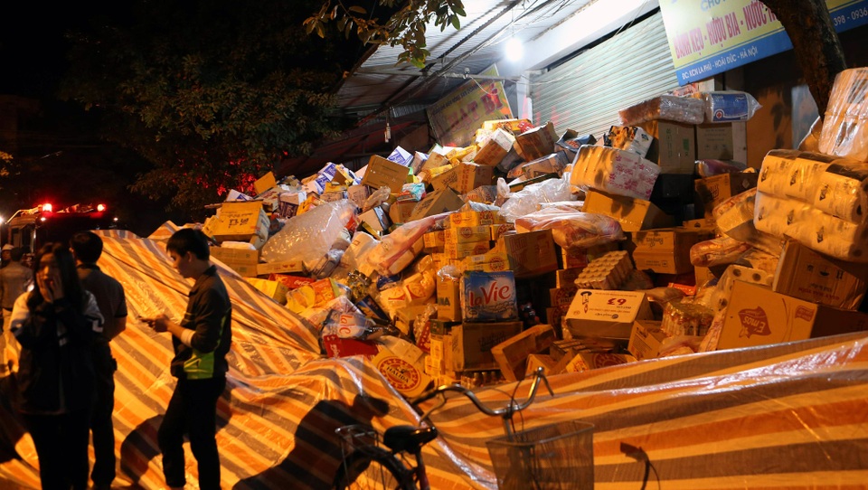 Hàng hóa được sơ tán ra ngoài đường.