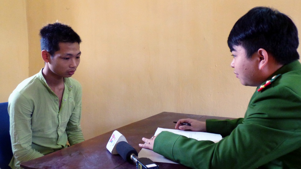 Trốn truy nã, vẫn đột nhập đình, chùa để trộm cắp - 3 Điều tra viên lấy lời khai của Hoàng Văn Trung, đối tượng đang bị Công an huyện Bắc Quang (Hà Giang) truy nã về tội Trốn thi hành án.
