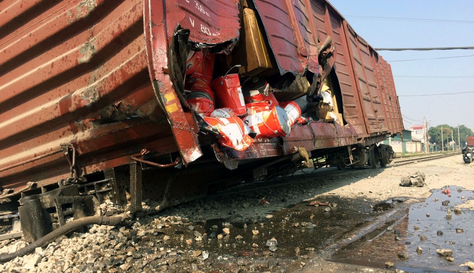 Toa tàu trật khỏi đường ray. (Ảnh: CTV)