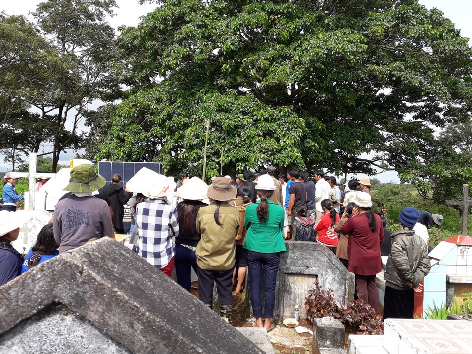 Báo cáo chính thức vụ "học sinh tự tử do không có quần áo mới" - 1 Bà con làng xóm tiễn đưa em S.