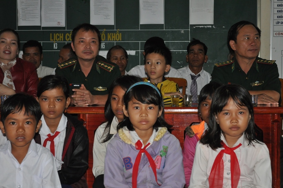 Mưa như trút nước, học sinh khai giảng... trong lớp - 7