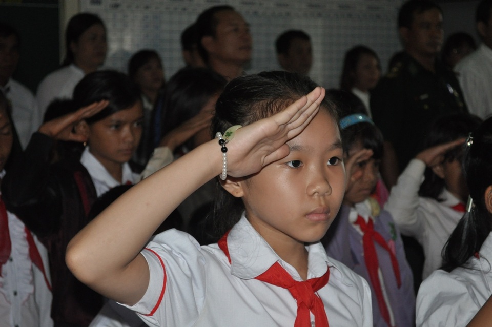 Mưa như trút nước, học sinh khai giảng... trong lớp - 6