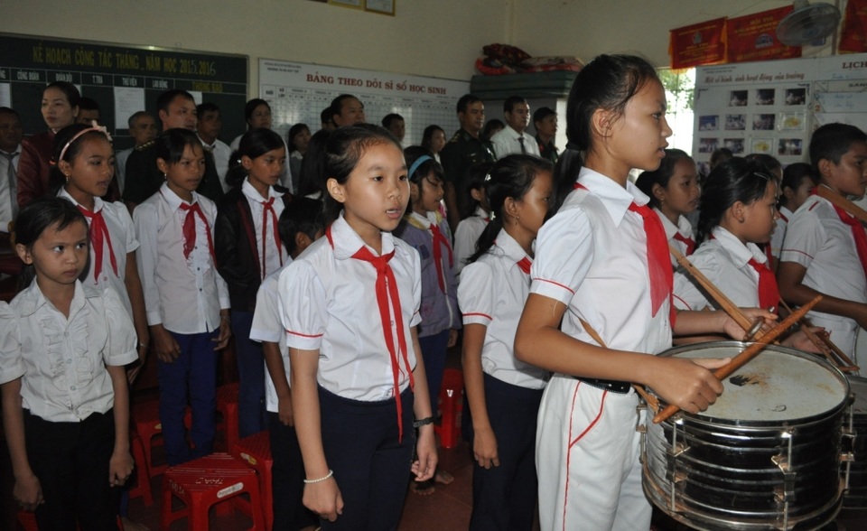 Mưa như trút nước, học sinh khai giảng... trong lớp - 5