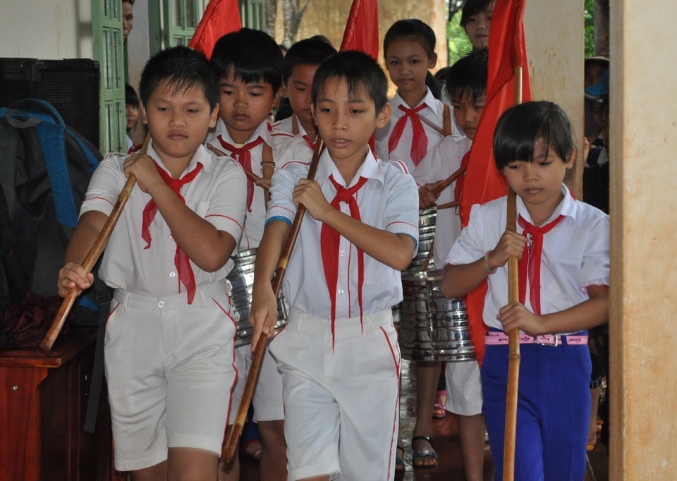 Mưa như trút nước, học sinh khai giảng... trong lớp - 4