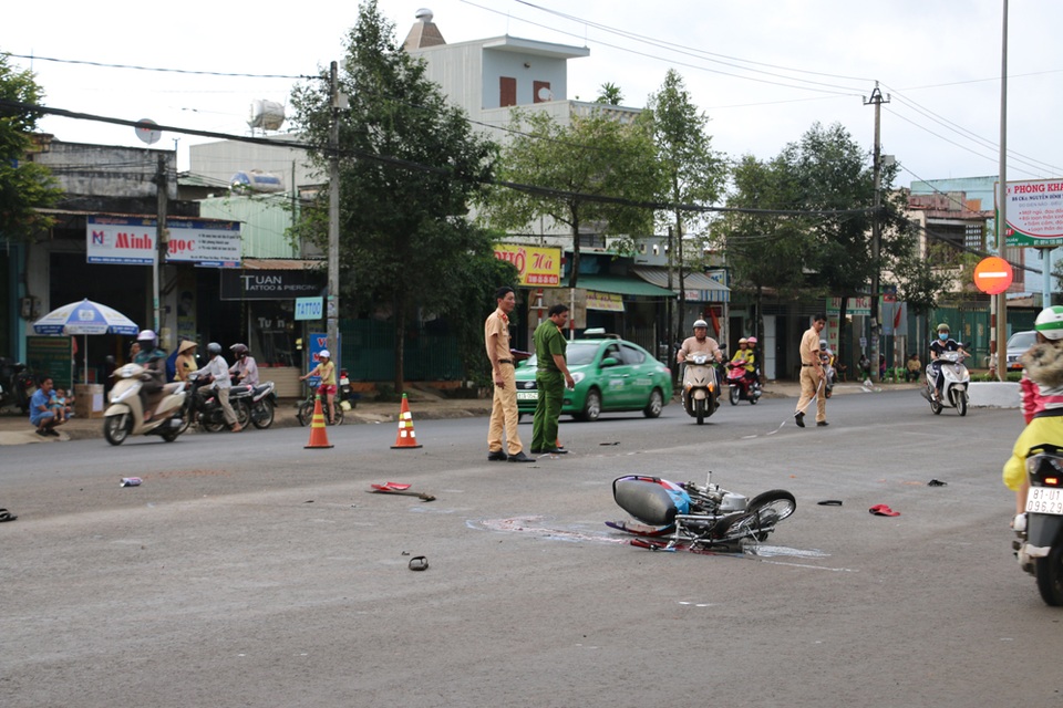 Cơ quan chức năng tiến hành điều tra hiện trường, phân luồng giao thông
