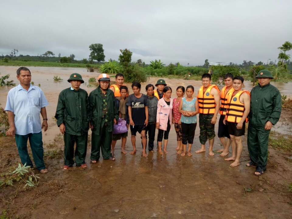 Bộ đội biên phòng giải cứu 6 người bị lũ cô lập - 1 Những người dân được bộ đội biên phòng giải cứu khỏi nước lũ (Ảnh: DH)