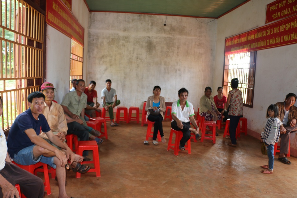 Nhiều người dân trong làng bức xúc lần lượt bỏ về, không chấp nhận bầu Trưởng thôn