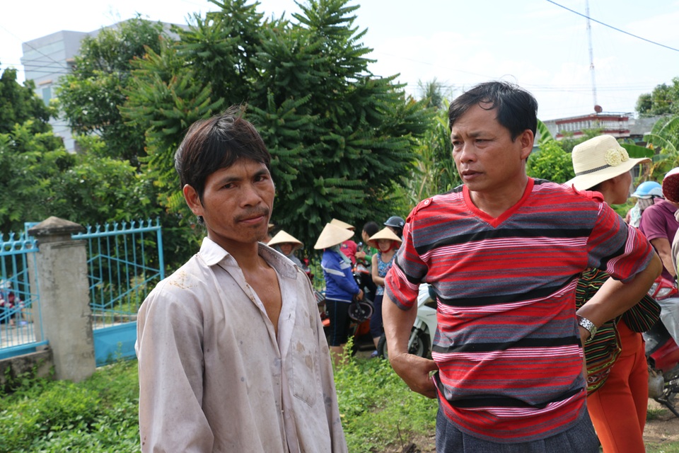 Anh Un (áo trắng, bên trái) gào lên đau xót vì 2 con bò nhận về nuôi chăn rẽ đã bị chết