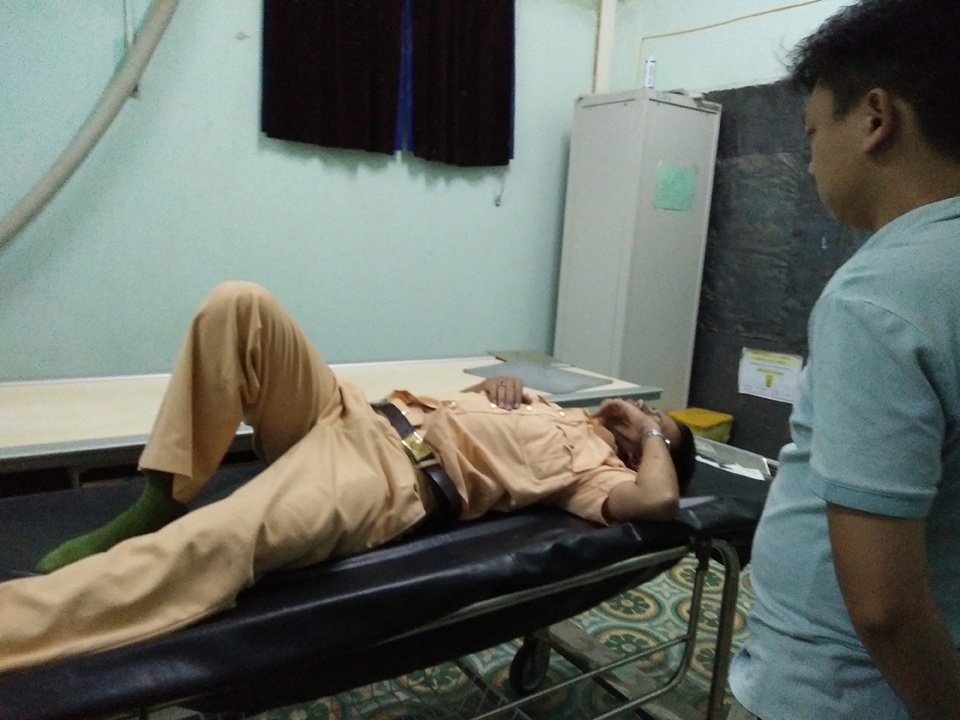 CSGT và tài xế cùng gặp nạn khi đang tiến hành kiểm tra giấy tờ - 1 Anh Sang đang điều trị tại bệnh viện