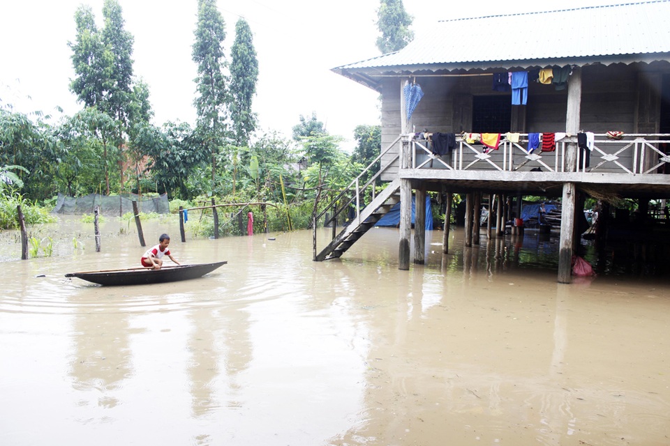 Nước tràn ngập chân nhà sàn của người dân 