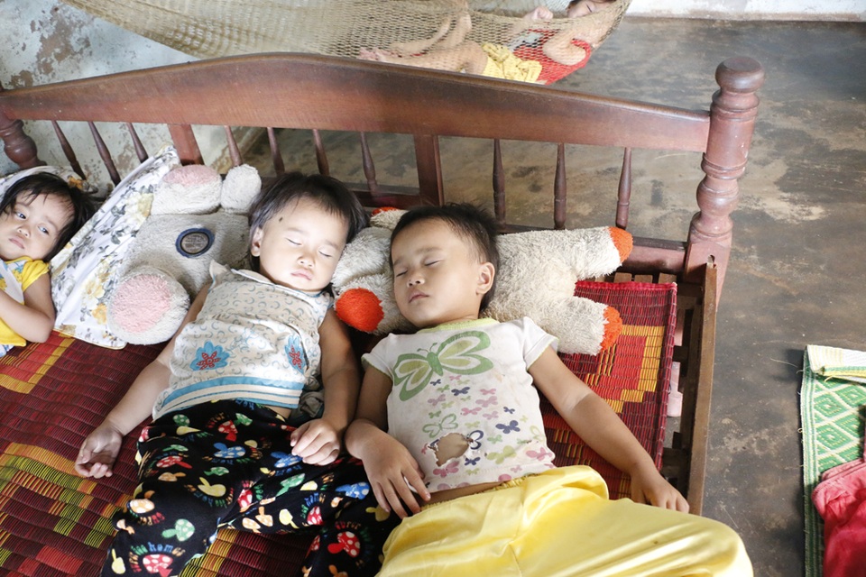 
2 cháu nhỏ sinh đôi ngủ ngon lành ở nhà trẻ
