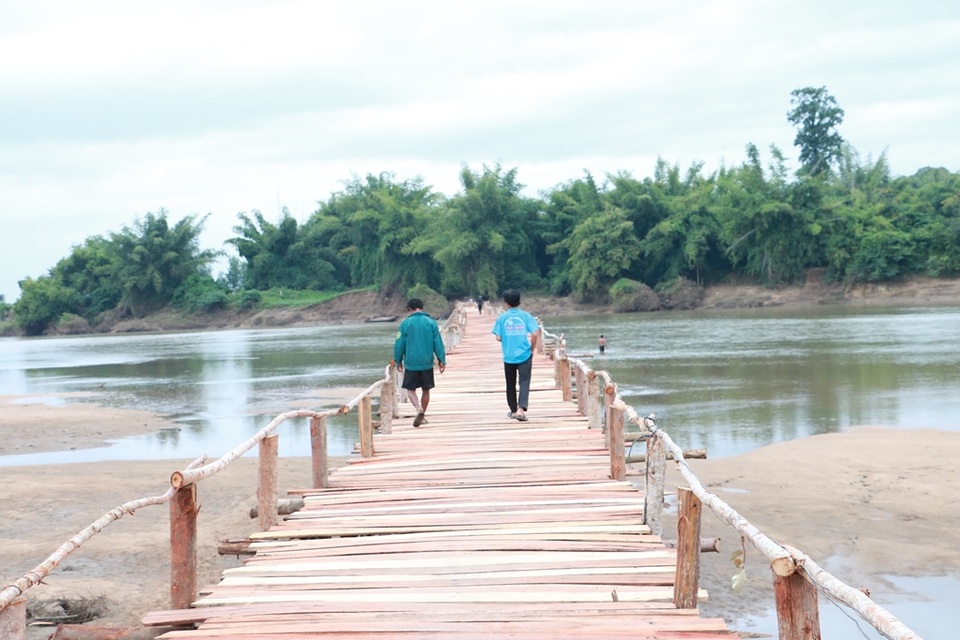 Cây cầu gỗ dài khoảng 100m do người dân tự góp tiền làm đã hoàn thành