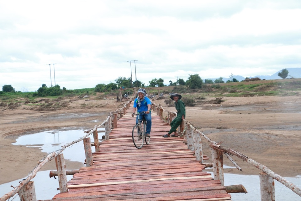 Những người góp tiền làm cầu cho biết sẽ miễn phí cầu cho người đi xe đạp, đi bộ, các giáo viên vào làng dạy học