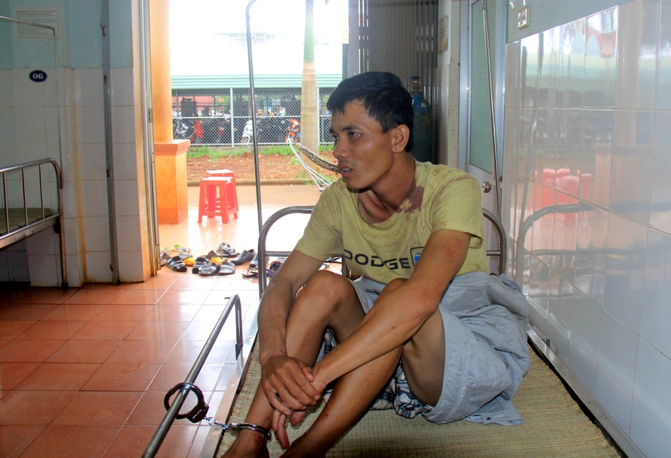 Đang ngồi chơi bất ngờ cầm dao khống chế chủ nhà - 1 Đối tượng Thức tại bệnh viện