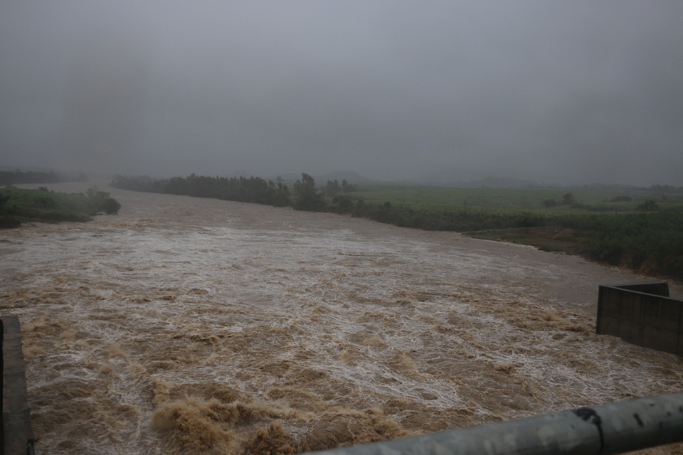 
Hình ảnh xả lũ tại hồ An Khê vào lúc 16h chiều nay. (Ảnh: T.M)
