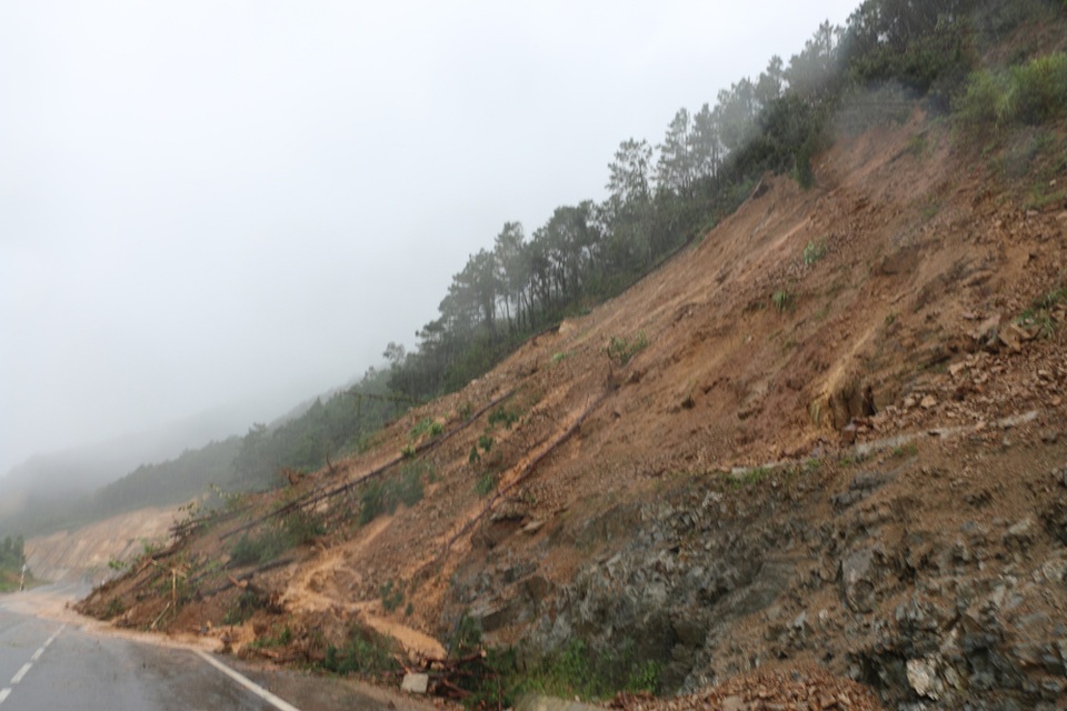 
Đèo Mang Yang bị sạt lở, chưa thể khắc phục (Ảnh: TM)
