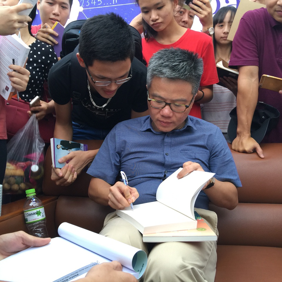 GS Ngô Bảo Châu kí sách tặng người hâm mộ (ản Mỹ Hà)